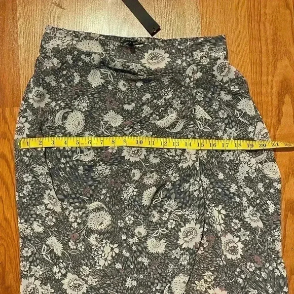 Supply and Demand Women’s Size M Zhuri Floral Asymmetrical Ruched Skirt Gray NEW - Picture 10 of 11